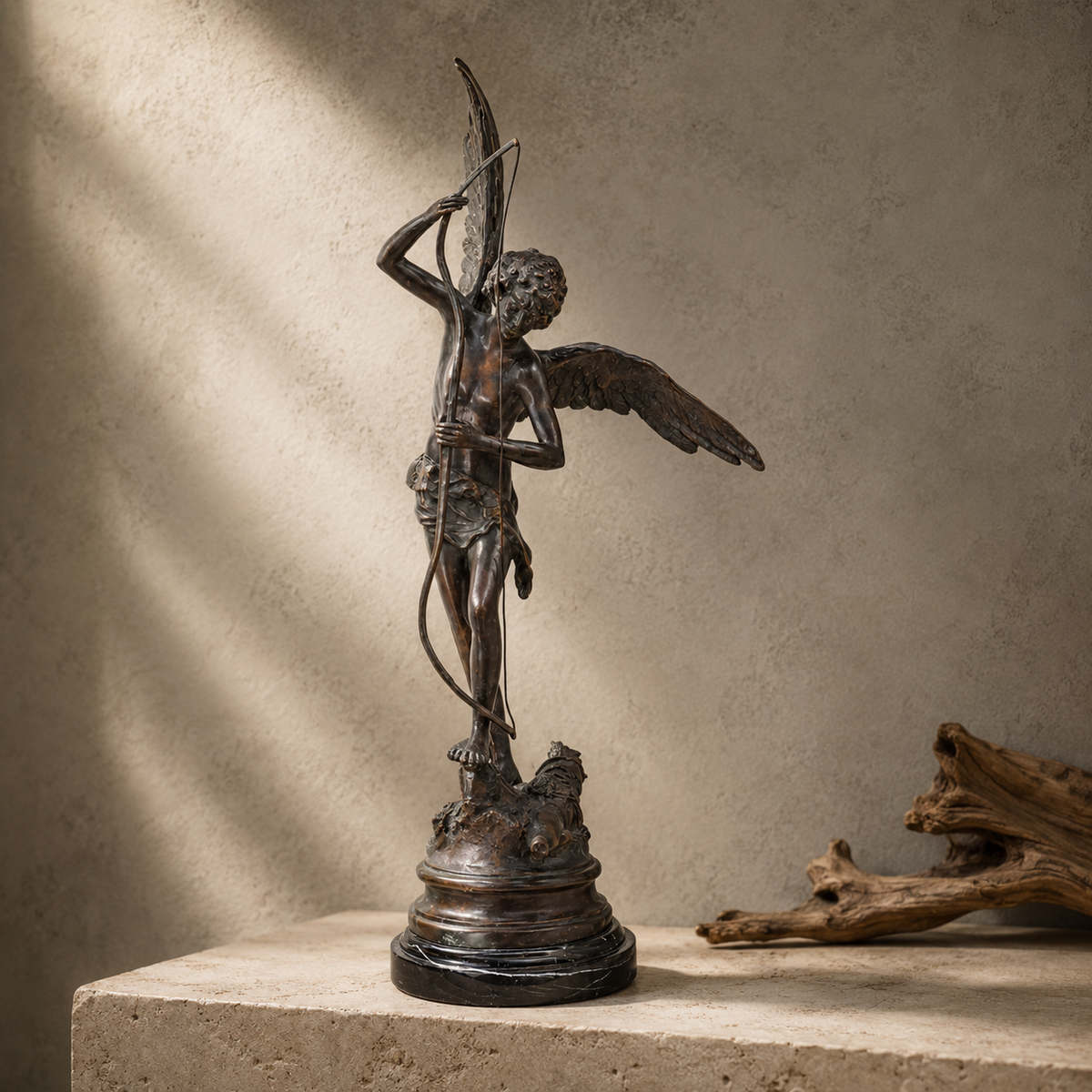 Sculpture en bronze Cupidon archer sur socle en marbre noir