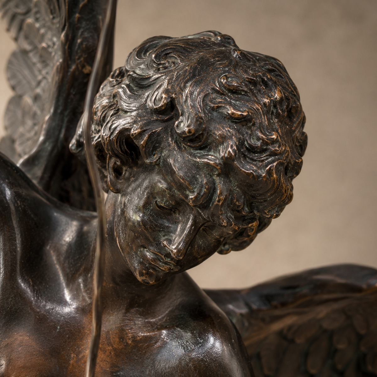 Sculpture en bronze Cupidon archer sur socle en marbre noir, vue 2