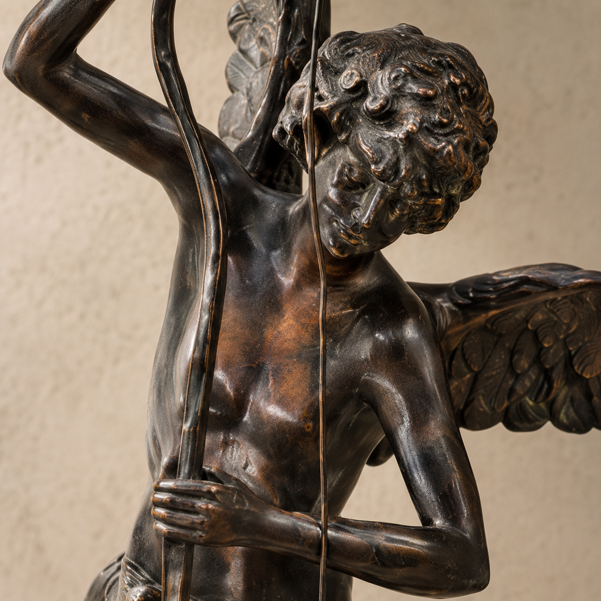 Sculpture en bronze Cupidon archer sur socle en marbre noir, vue 3