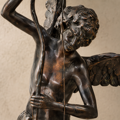 Sculpture en bronze Cupidon archer sur socle en marbre noir, vue 3