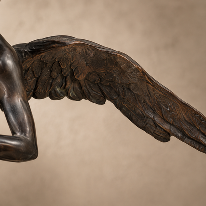 Sculpture en bronze Cupidon archer sur socle en marbre noir, vue 4