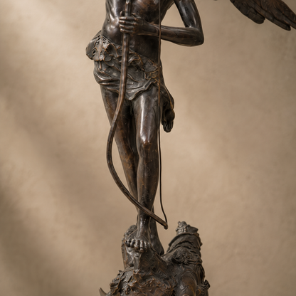 Sculpture en bronze Cupidon archer sur socle en marbre noir, vue 5