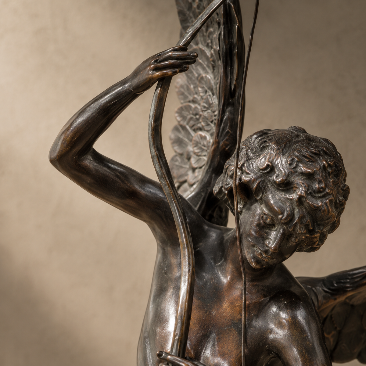 Sculpture en bronze Cupidon archer sur socle en marbre noir, vue 6