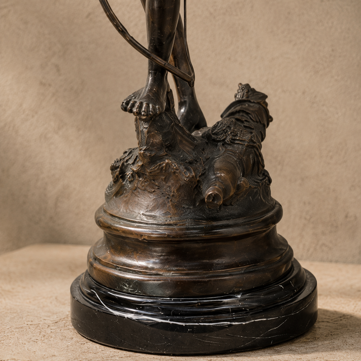 Sculpture en bronze Cupidon archer sur socle en marbre noir, vue 7