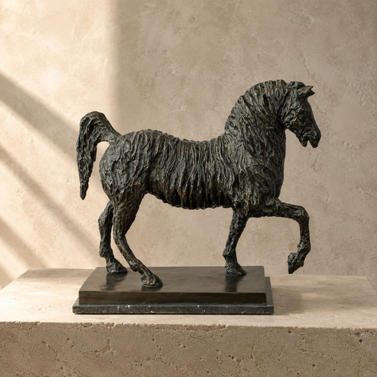 Sculpture en bronze d'un cheval au trot à crinière texturée