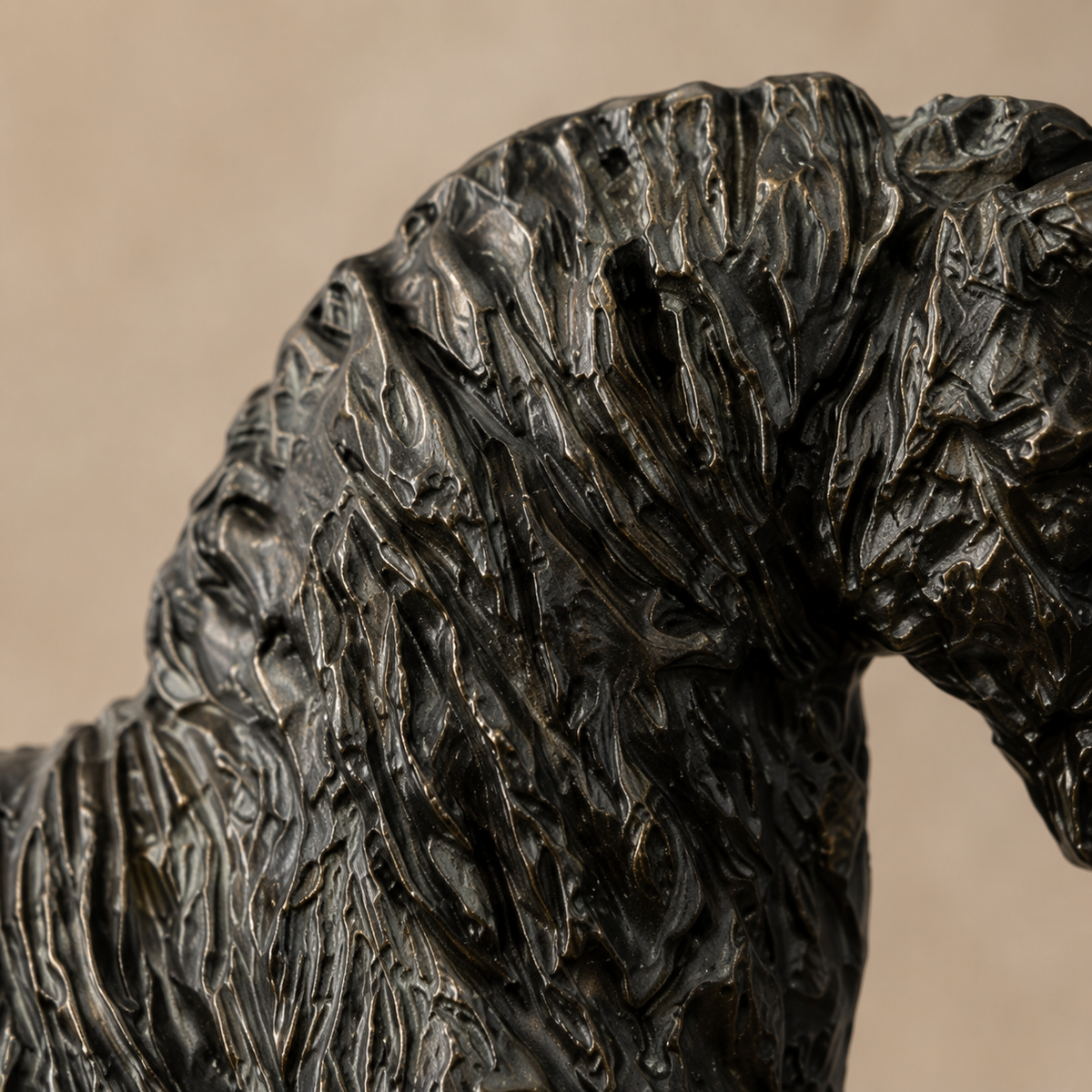 Sculpture en bronze d'un cheval au trot à crinière texturée, vue 3