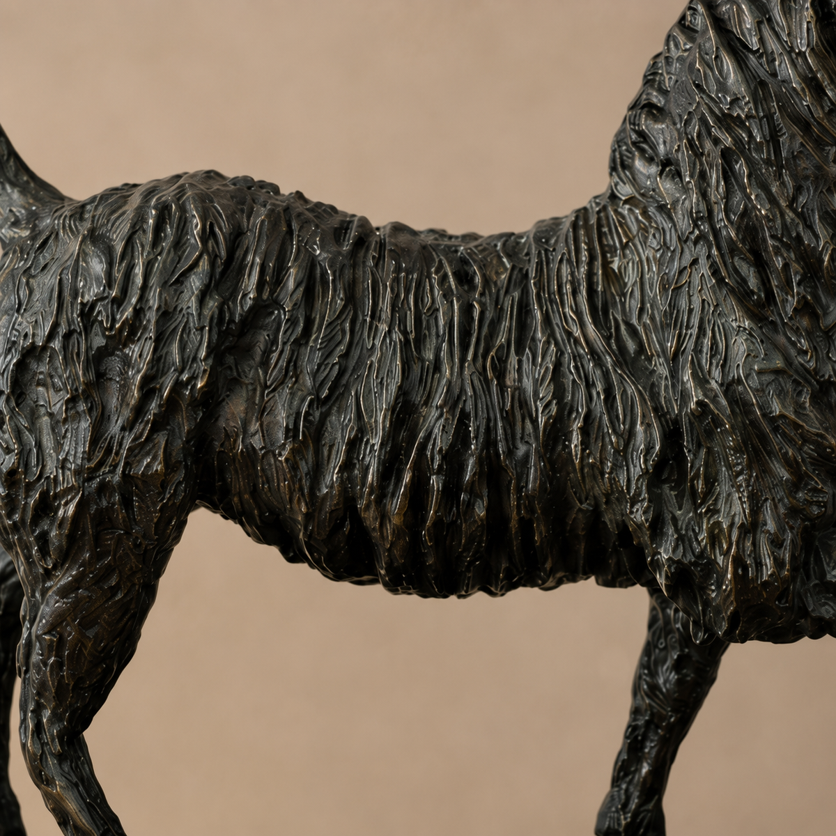 Sculpture en bronze d'un cheval au trot à crinière texturée, vue 4