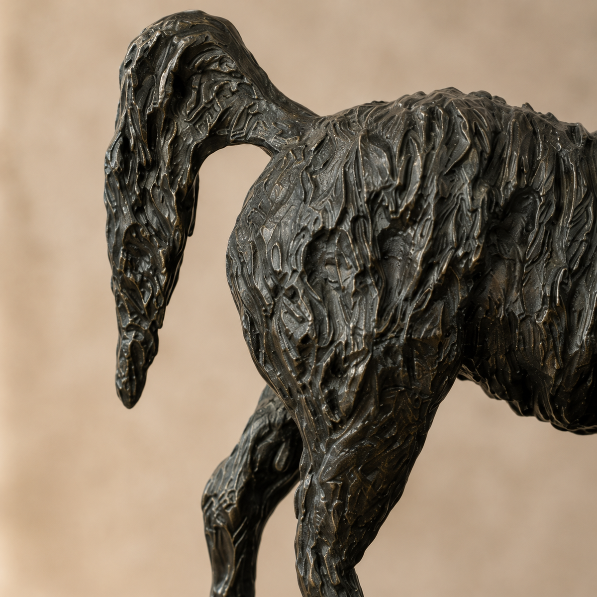 Sculpture en bronze d'un cheval au trot à crinière texturée, vue 5