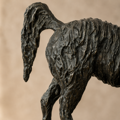 Sculpture en bronze d'un cheval au trot à crinière texturée, vue 5