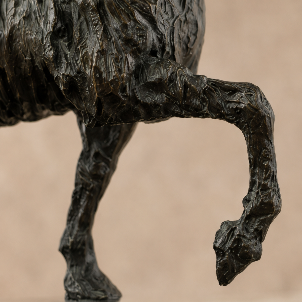 Sculpture en bronze d'un cheval au trot à crinière texturée, vue 6