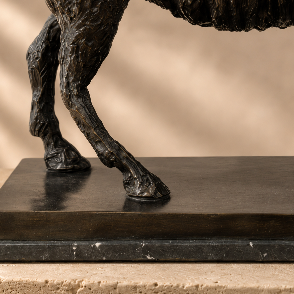 Sculpture en bronze d'un cheval au trot à crinière texturée, vue 7