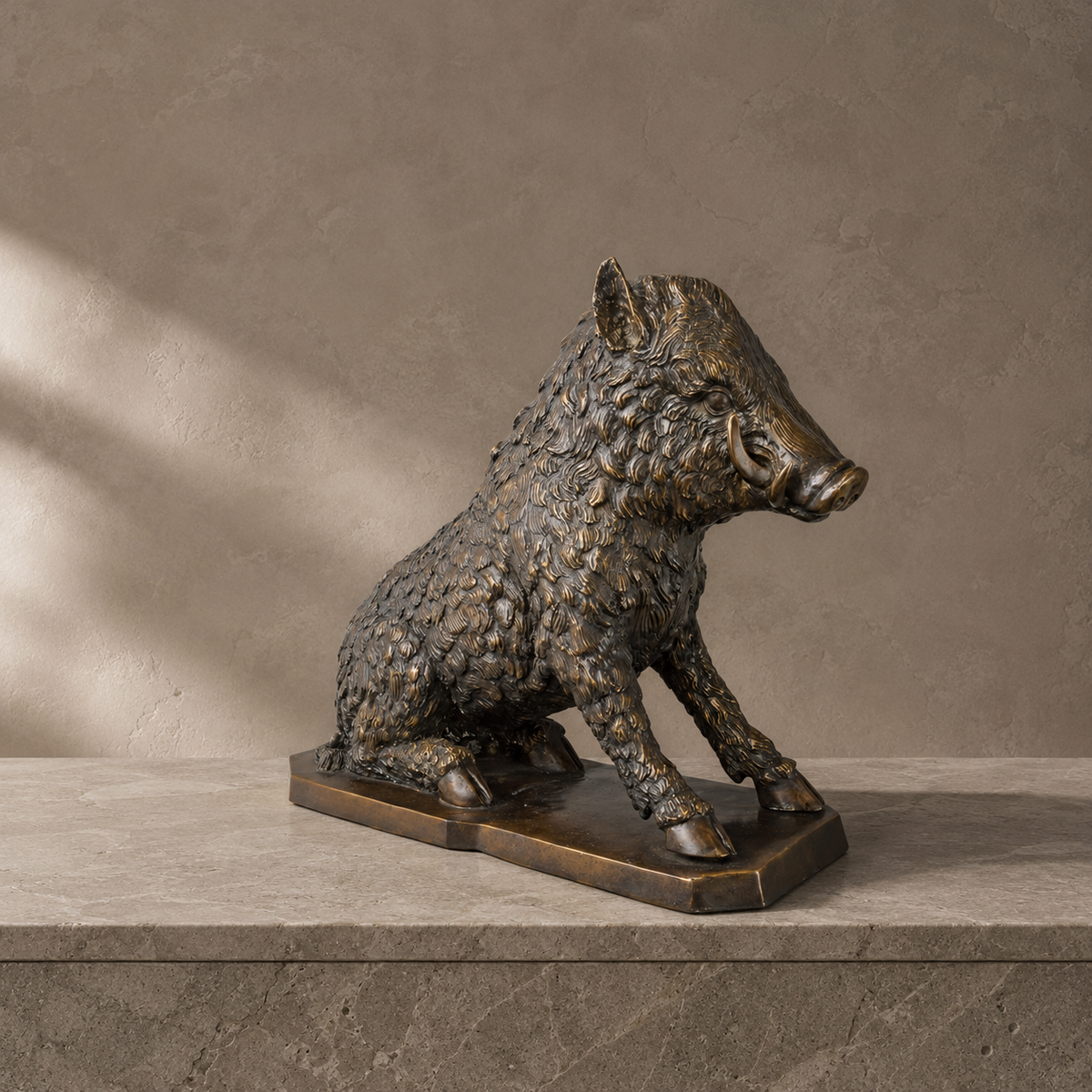Sculpture en bronze d'un sanglier assis, patine brune