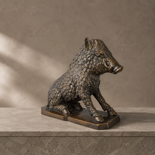 Sculpture en bronze d'un sanglier assis, patine brune