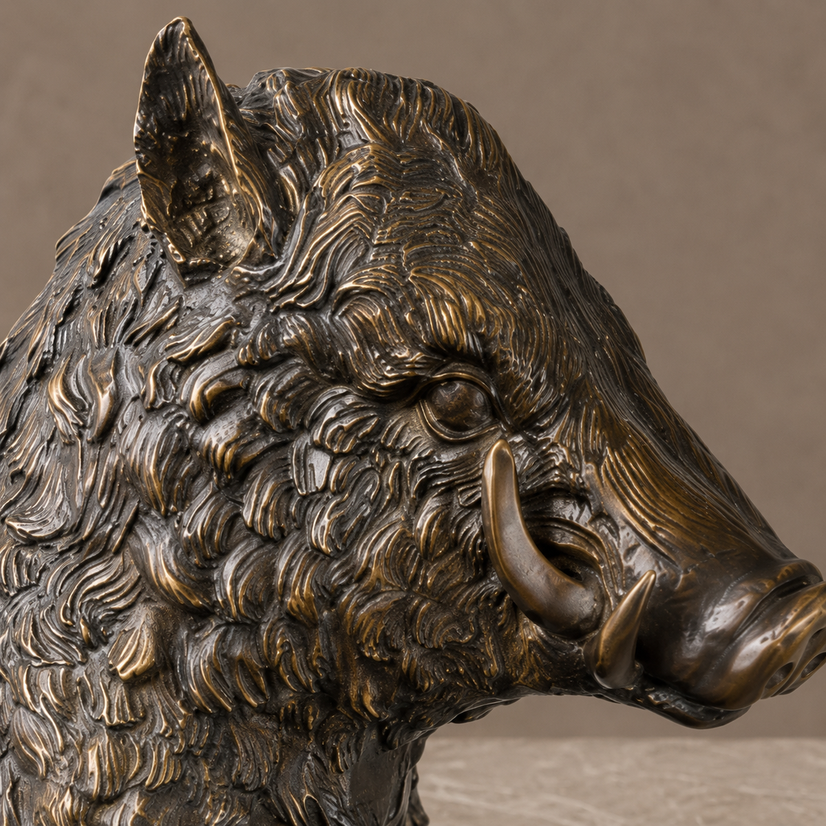 Sculpture en bronze d'un sanglier assis, patine brune, vue 2