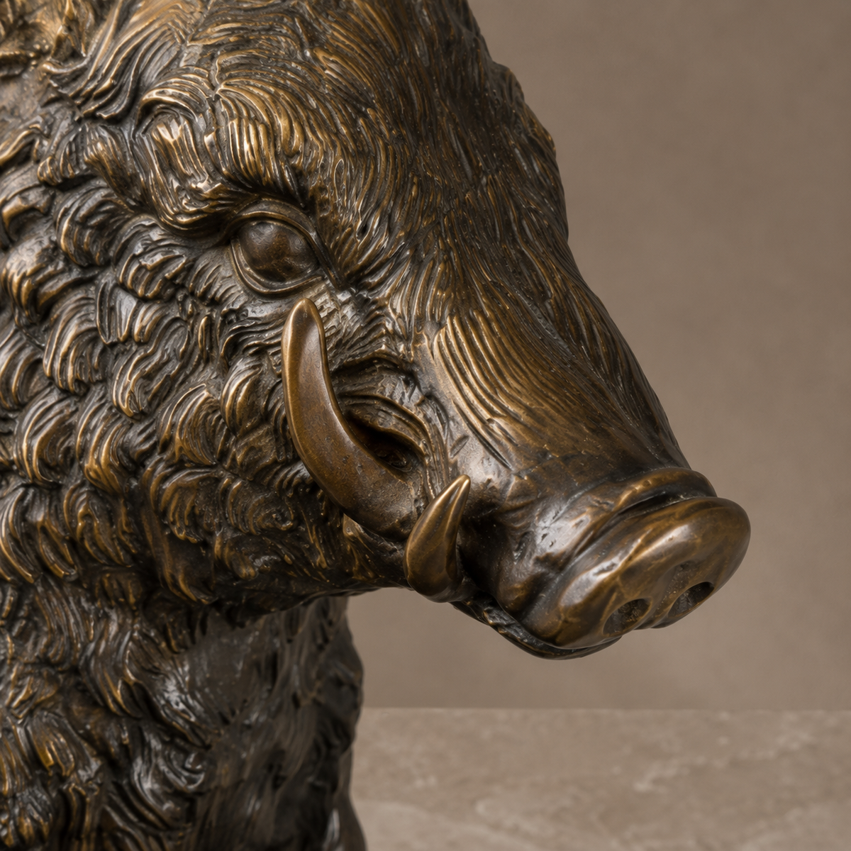 Sculpture en bronze d'un sanglier assis, patine brune, vue 3