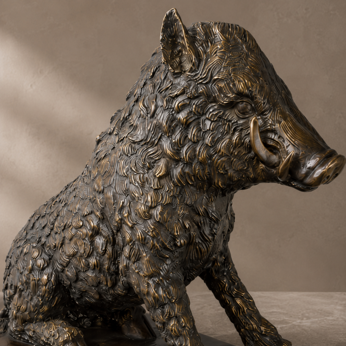 Sculpture en bronze d'un sanglier assis, patine brune, vue 4