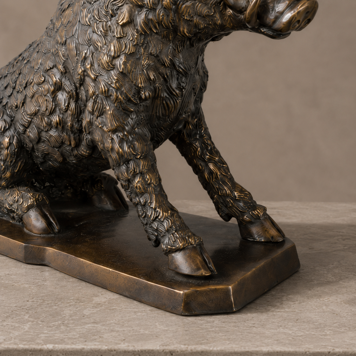 Sculpture en bronze d'un sanglier assis, patine brune, vue 5