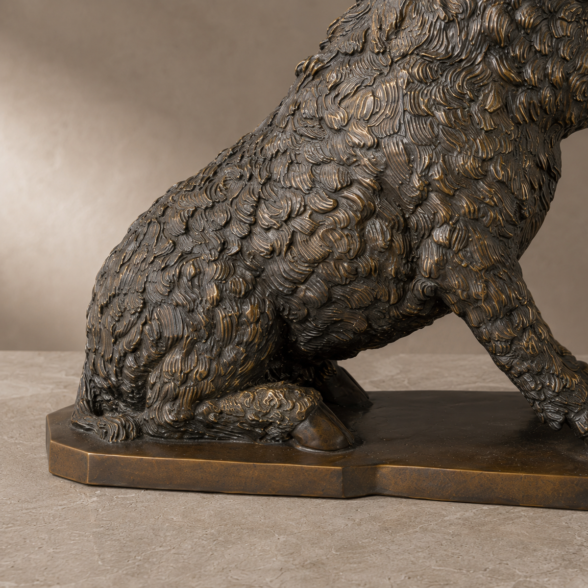 Sculpture en bronze d'un sanglier assis, patine brune, vue 6