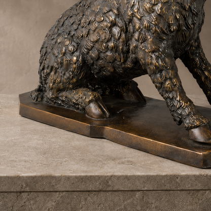 Sculpture en bronze d'un sanglier assis, patine brune, vue 7