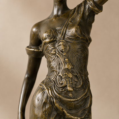 Sculpture en bronze Dame Justice avec balance et glaive, vue 4