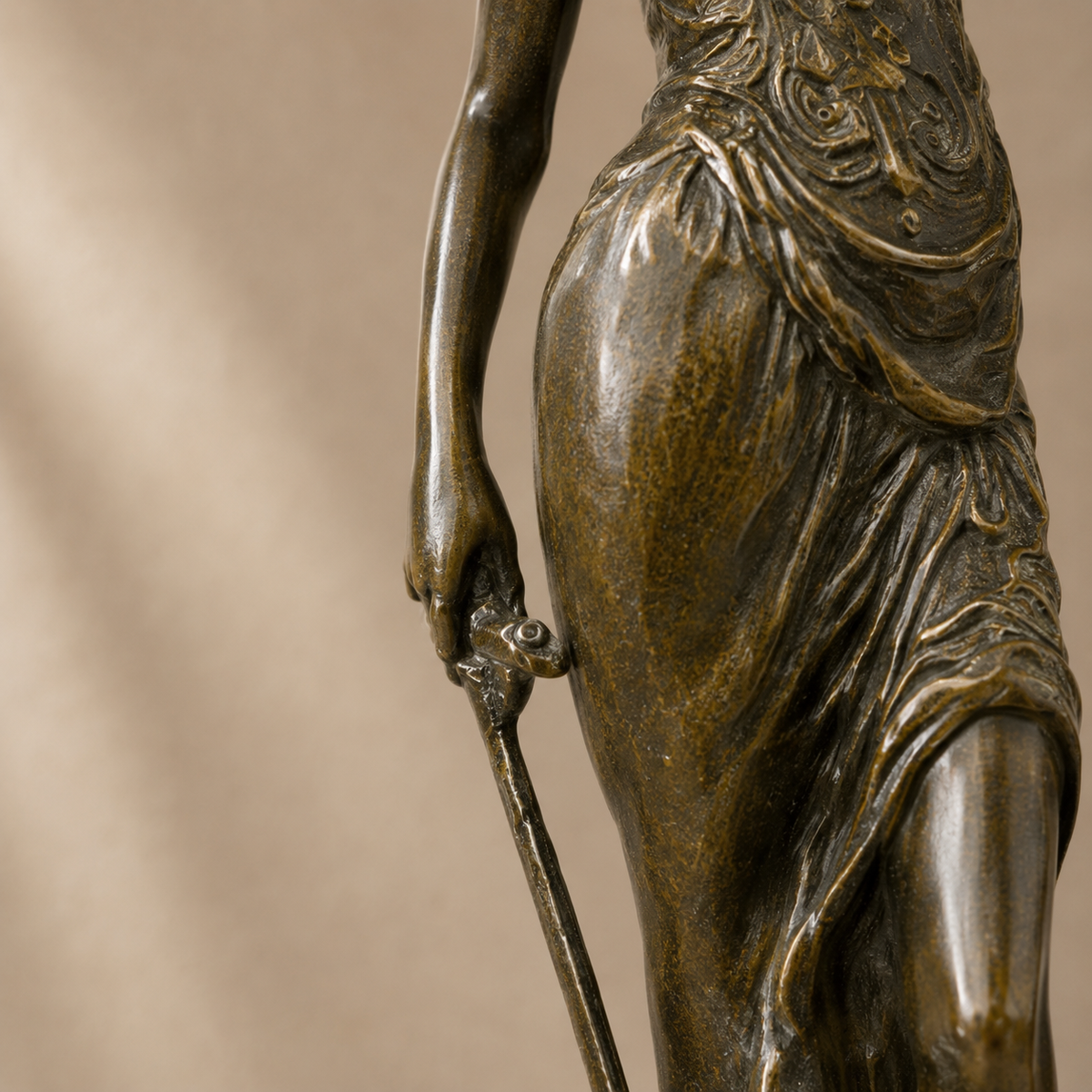 Sculpture en bronze Dame Justice avec balance et glaive, vue 5
