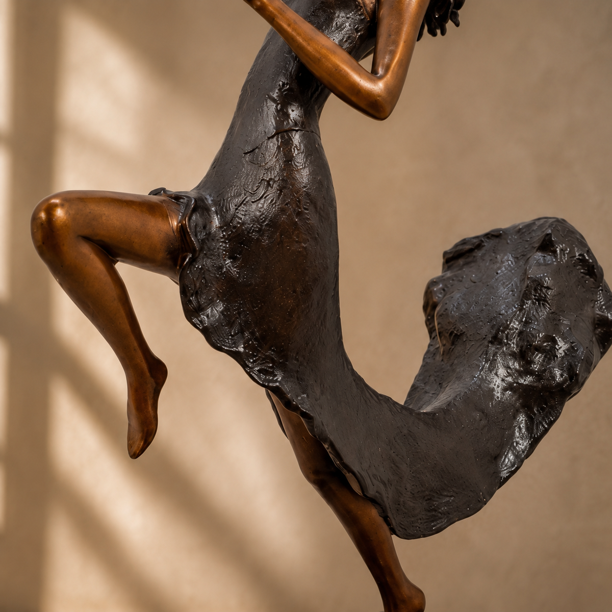 Sculpture en bronze danseuse à la robe virevoltante, vue 4