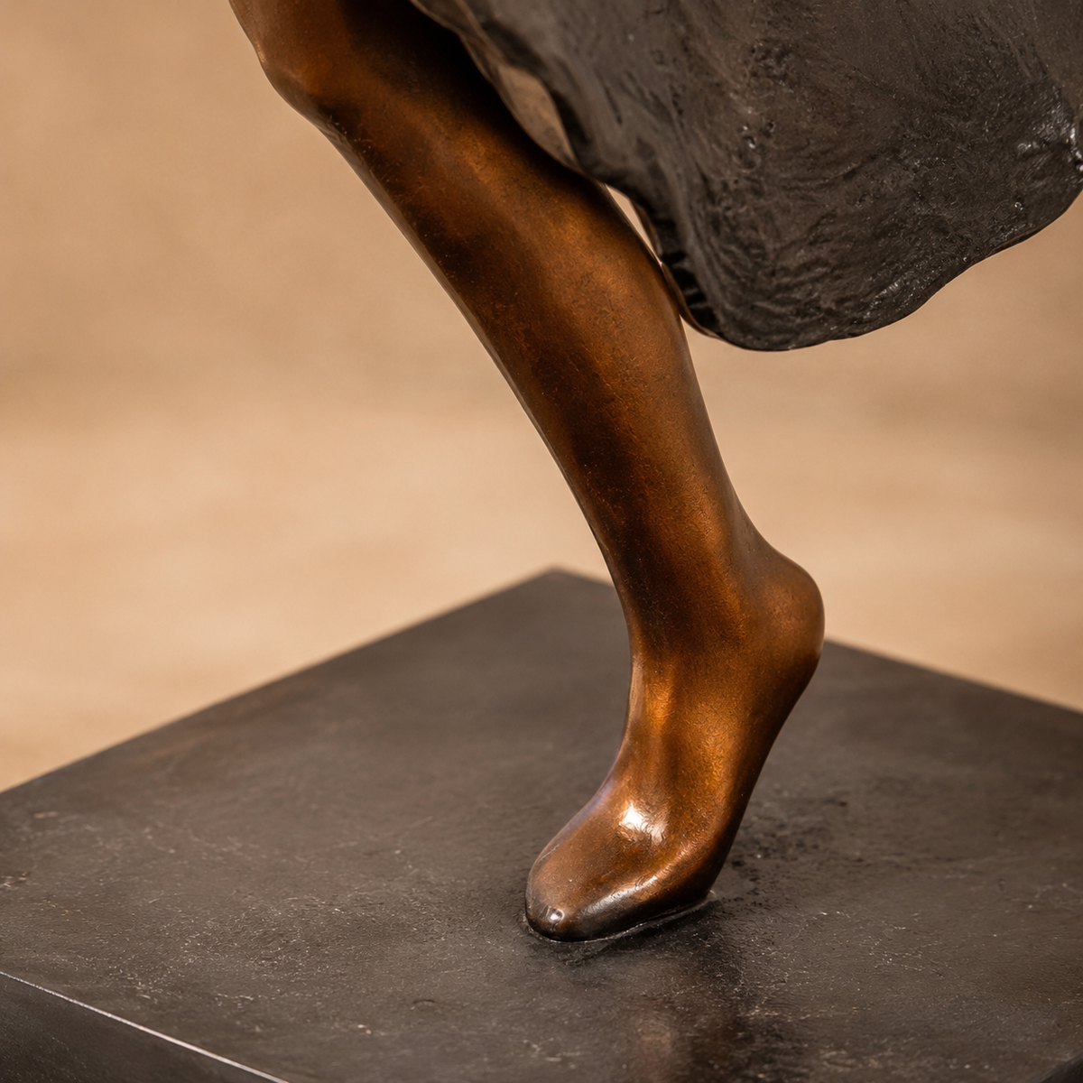 Sculpture en bronze danseuse à la robe virevoltante, vue 6