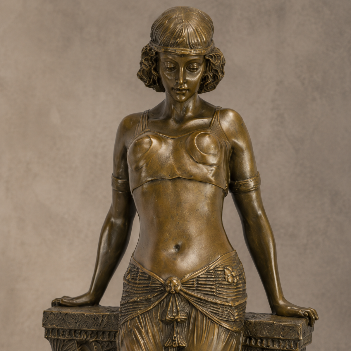 Sculpture en bronze danseuse orientale à la jupe drapée, vue 3
