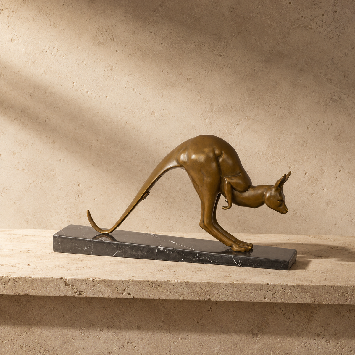 Sculpture en bronze doré d'un kangourou bondissant sur marbre