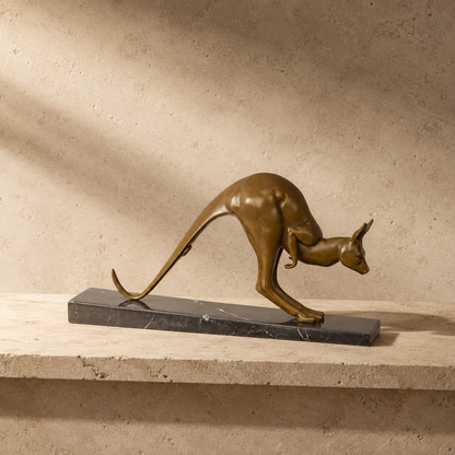 Sculpture en bronze doré d'un kangourou bondissant sur marbre