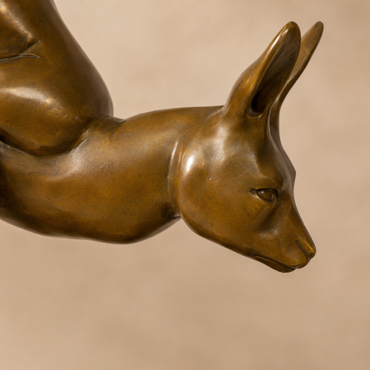 Sculpture en bronze doré d'un kangourou bondissant sur marbre, vue 2