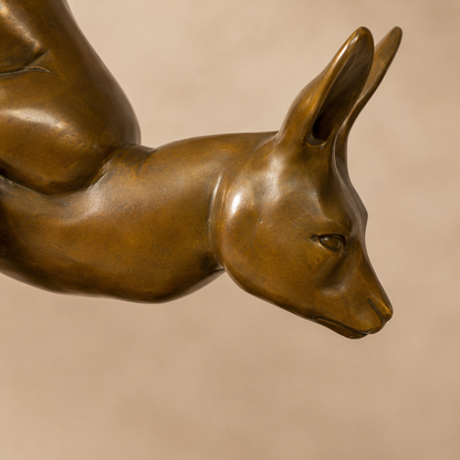 Sculpture en bronze doré d'un kangourou bondissant sur marbre, vue 2