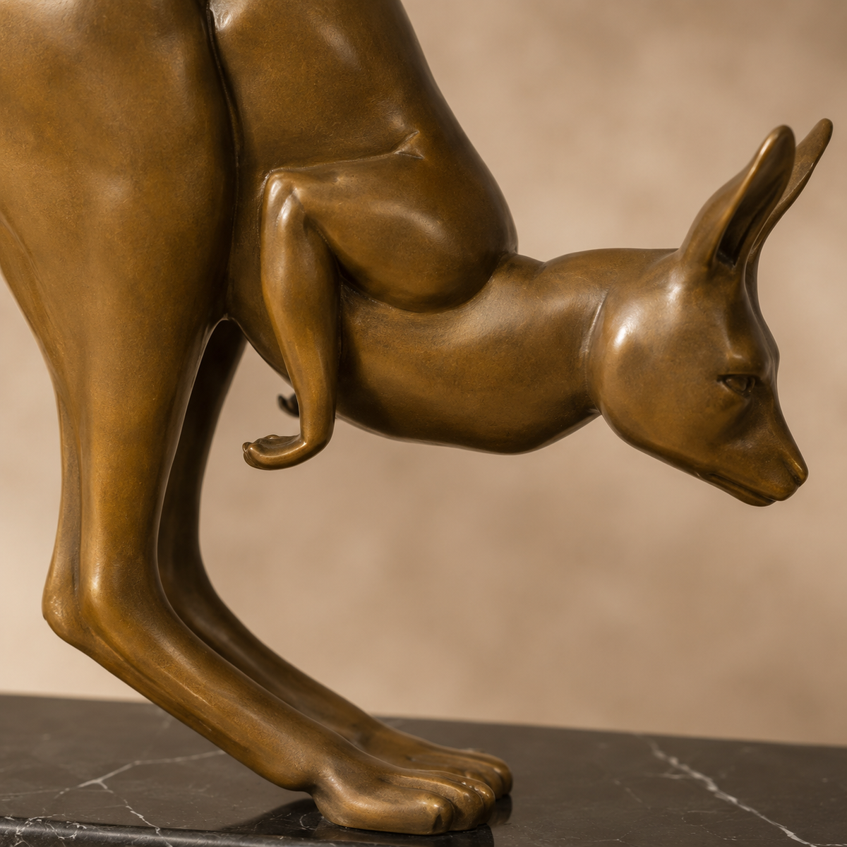 Sculpture en bronze doré d'un kangourou bondissant sur marbre, vue 3