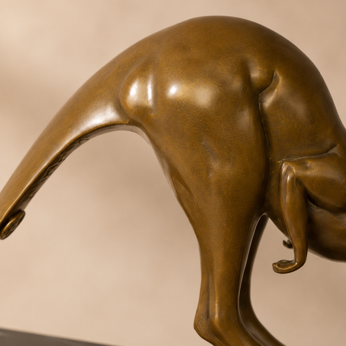Sculpture en bronze doré d'un kangourou bondissant sur marbre, vue 4