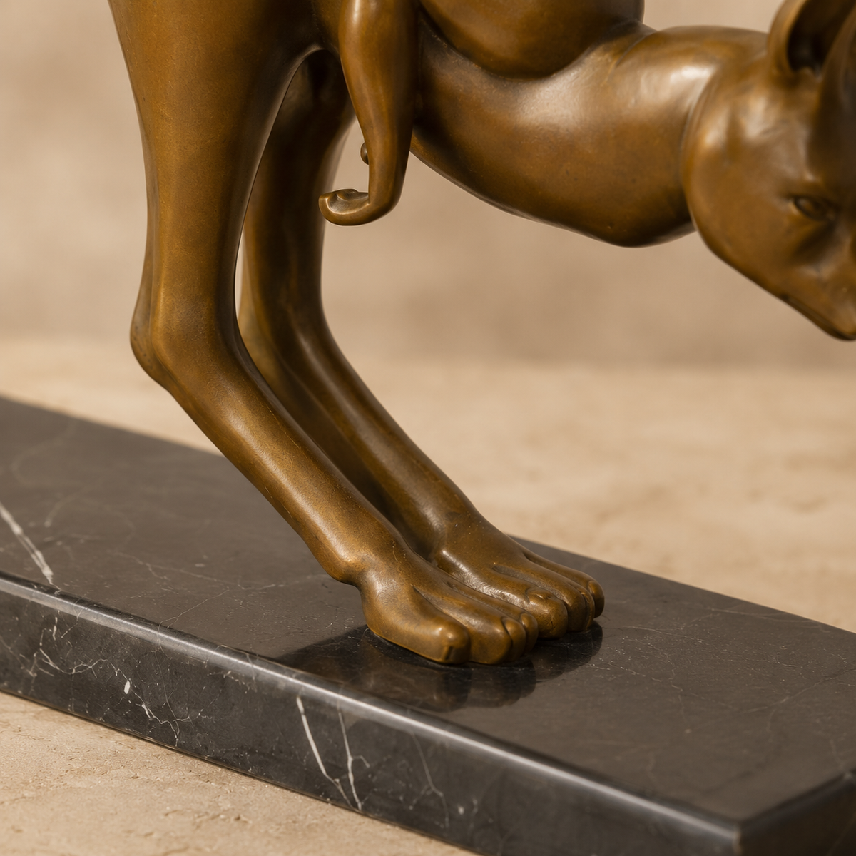 Sculpture en bronze doré d'un kangourou bondissant sur marbre, vue 5