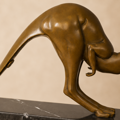 Sculpture en bronze doré d'un kangourou bondissant sur marbre, vue 6