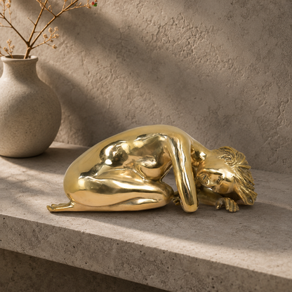 Sculpture en bronze doré, femme nue allongée en repos