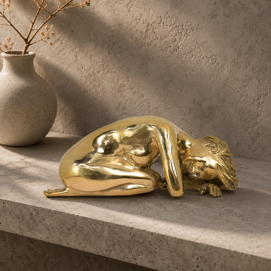 Sculpture en bronze doré, femme nue allongée en repos