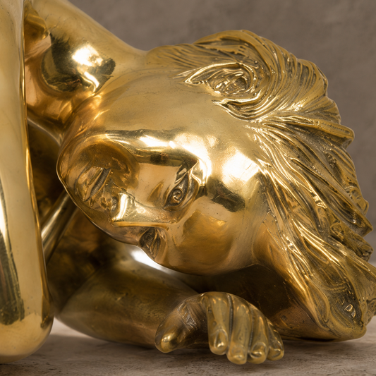 Sculpture en bronze doré, femme nue allongée en repos, vue 2