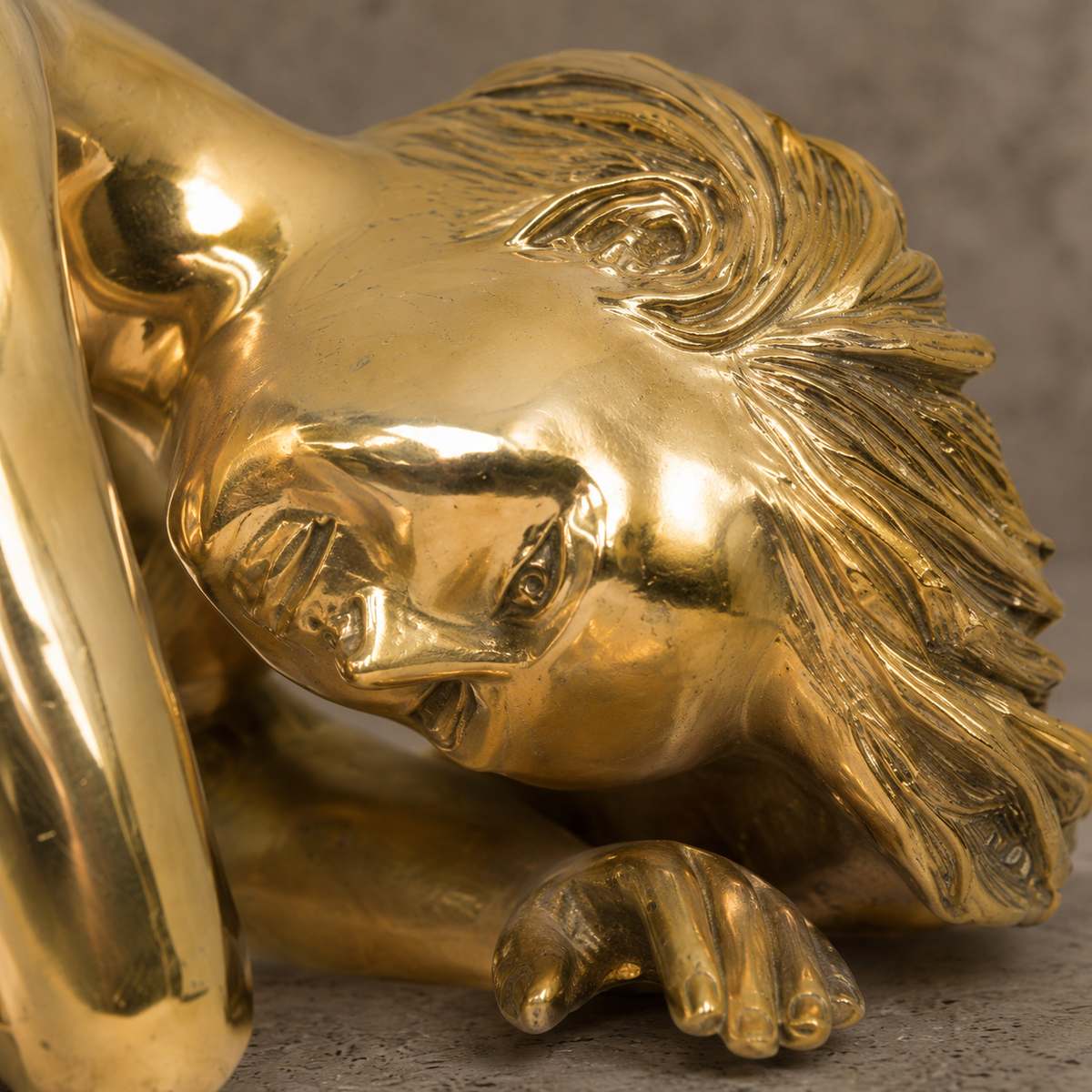Sculpture en bronze doré, femme nue allongée en repos, vue 3