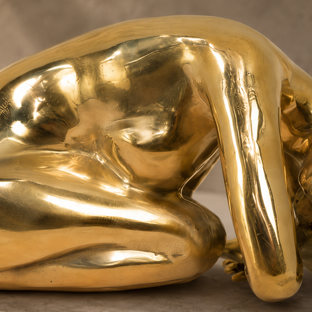 Sculpture en bronze doré, femme nue allongée en repos, vue 4