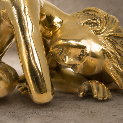 Sculpture en bronze doré, femme nue allongée en repos, vue 6