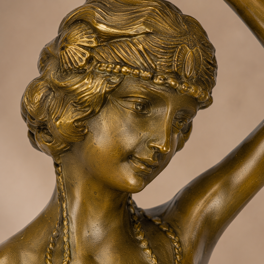 Sculpture en bronze doré femme nue assise sur socle marbre, vue 2