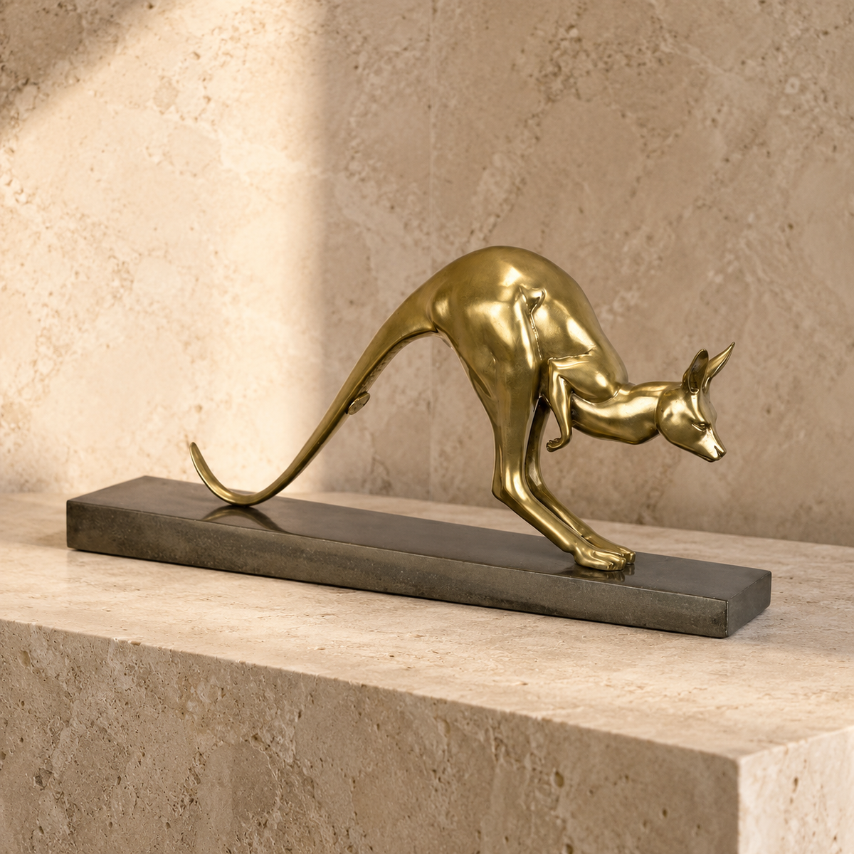 Sculpture en bronze doré représentant un kangourou bondissant