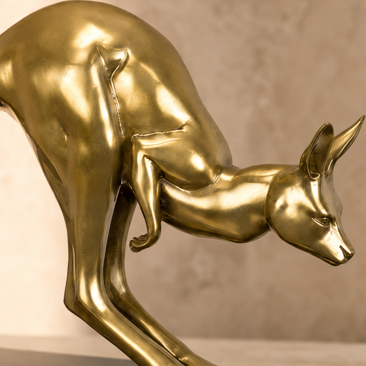 Sculpture en bronze doré représentant un kangourou bondissant, vue 3