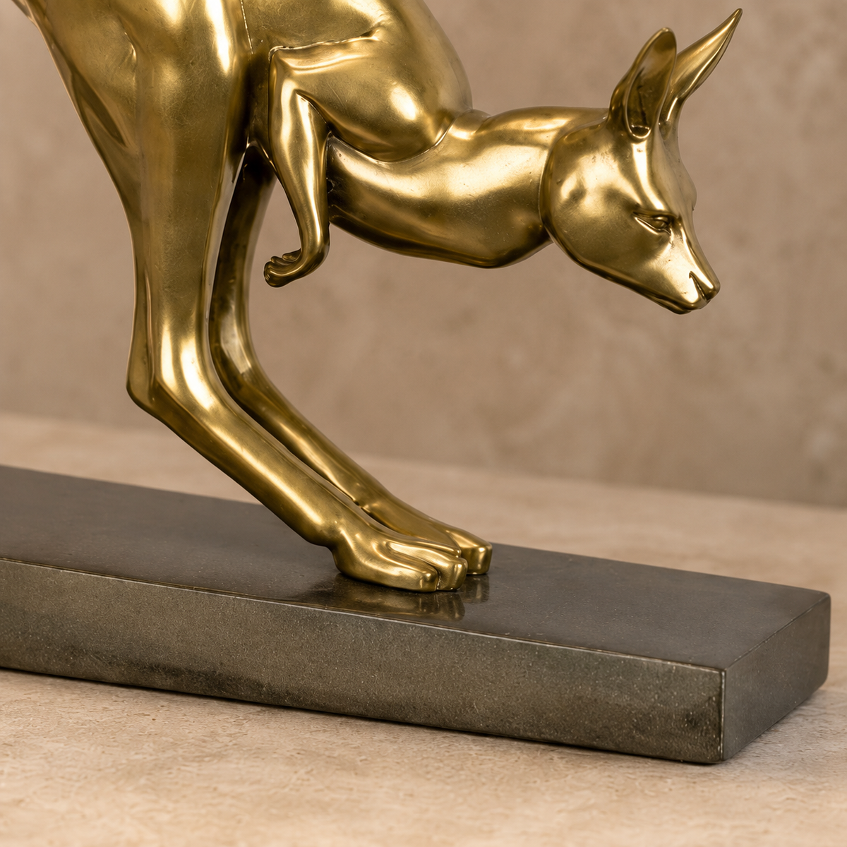 Sculpture en bronze doré représentant un kangourou bondissant, vue 4