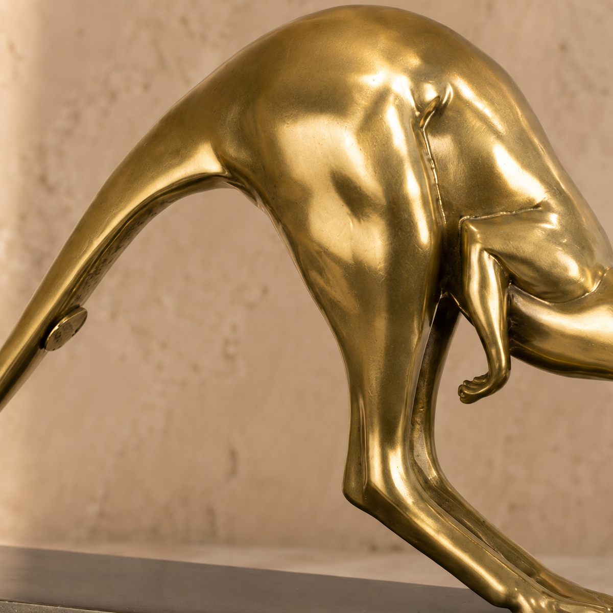Sculpture en bronze doré représentant un kangourou bondissant, vue 5