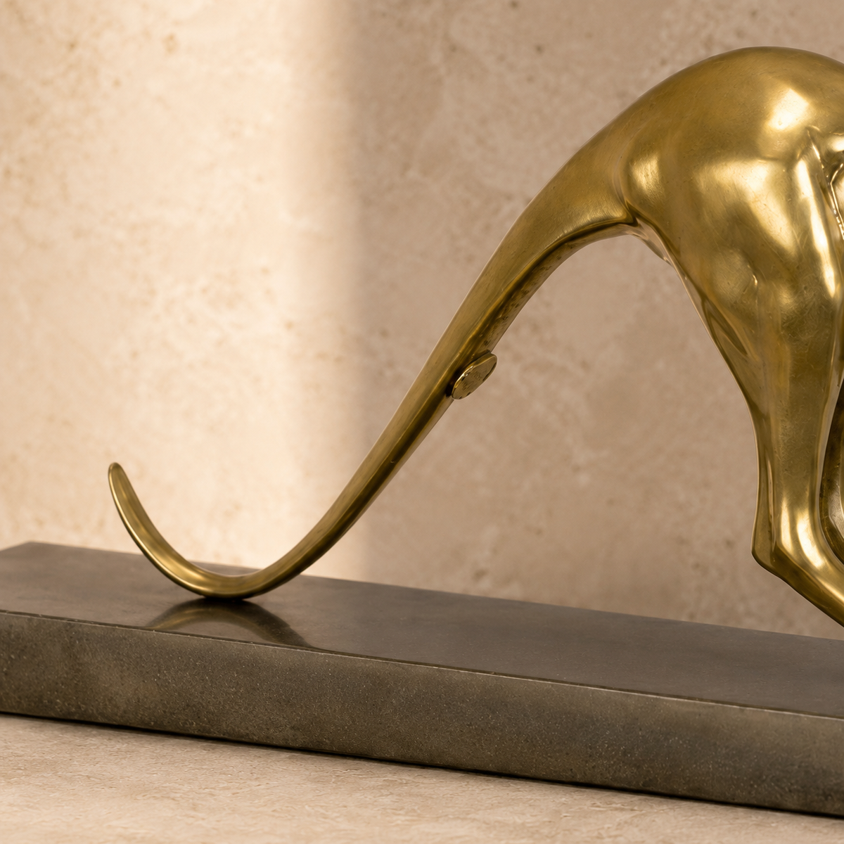 Sculpture en bronze doré représentant un kangourou bondissant, vue 6