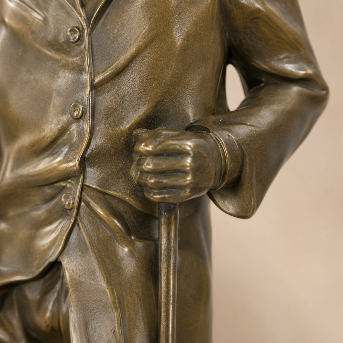 Sculpture en bronze d'un golfeur en tenue années 1920, vue 3