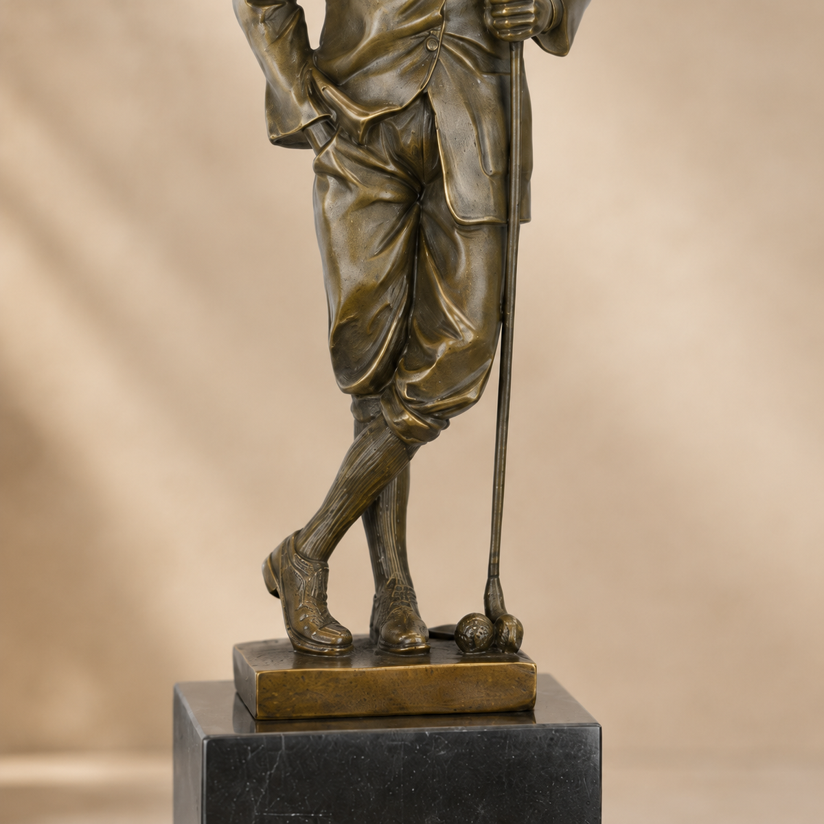 Sculpture en bronze d'un golfeur en tenue années 1920, vue 5